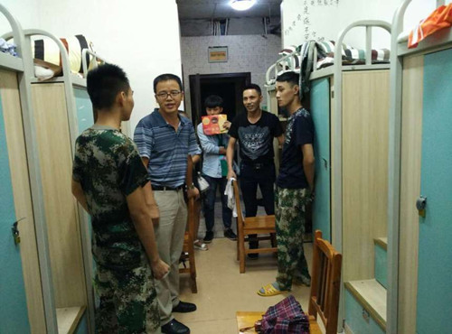 学院党委副书记陈劲松询问新生是否适应大学生活_副本