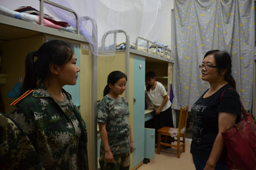 学院党委副书记范嘉虹与新生交流_副本